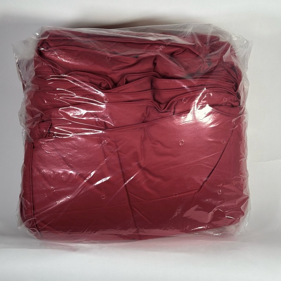 LaCrosse™ Down Comforter Twin Ultra Warmth Col: Merlot !!! - Picture 2 of 4